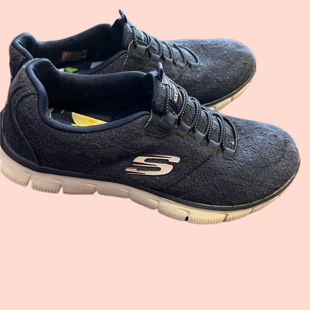 Women's Skechers  relaxed fit air- cooled memory foam size 8.5